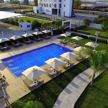 Cezar'S Airport Hotel Нікосія Екстер'єр фото