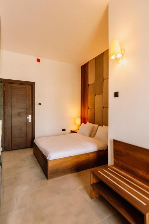 Cezar'S Airport Hotel Нікосія Екстер'єр фото